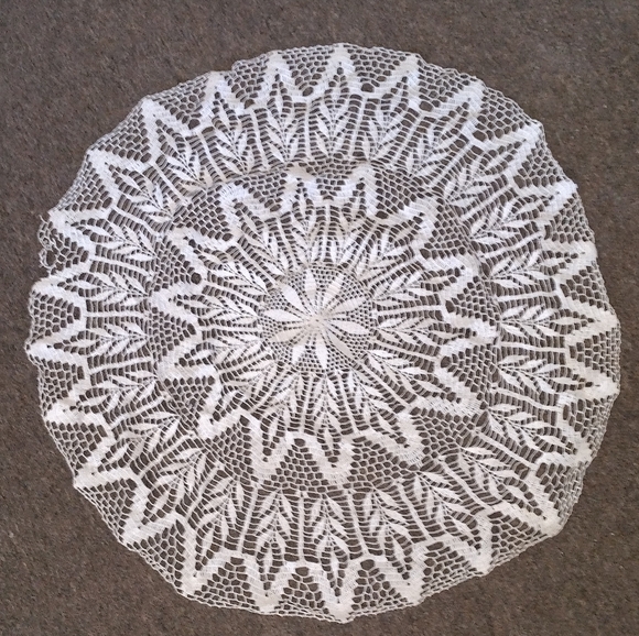 Vintage Large Table Cloth Doilies 31" - Picture 12 of 12